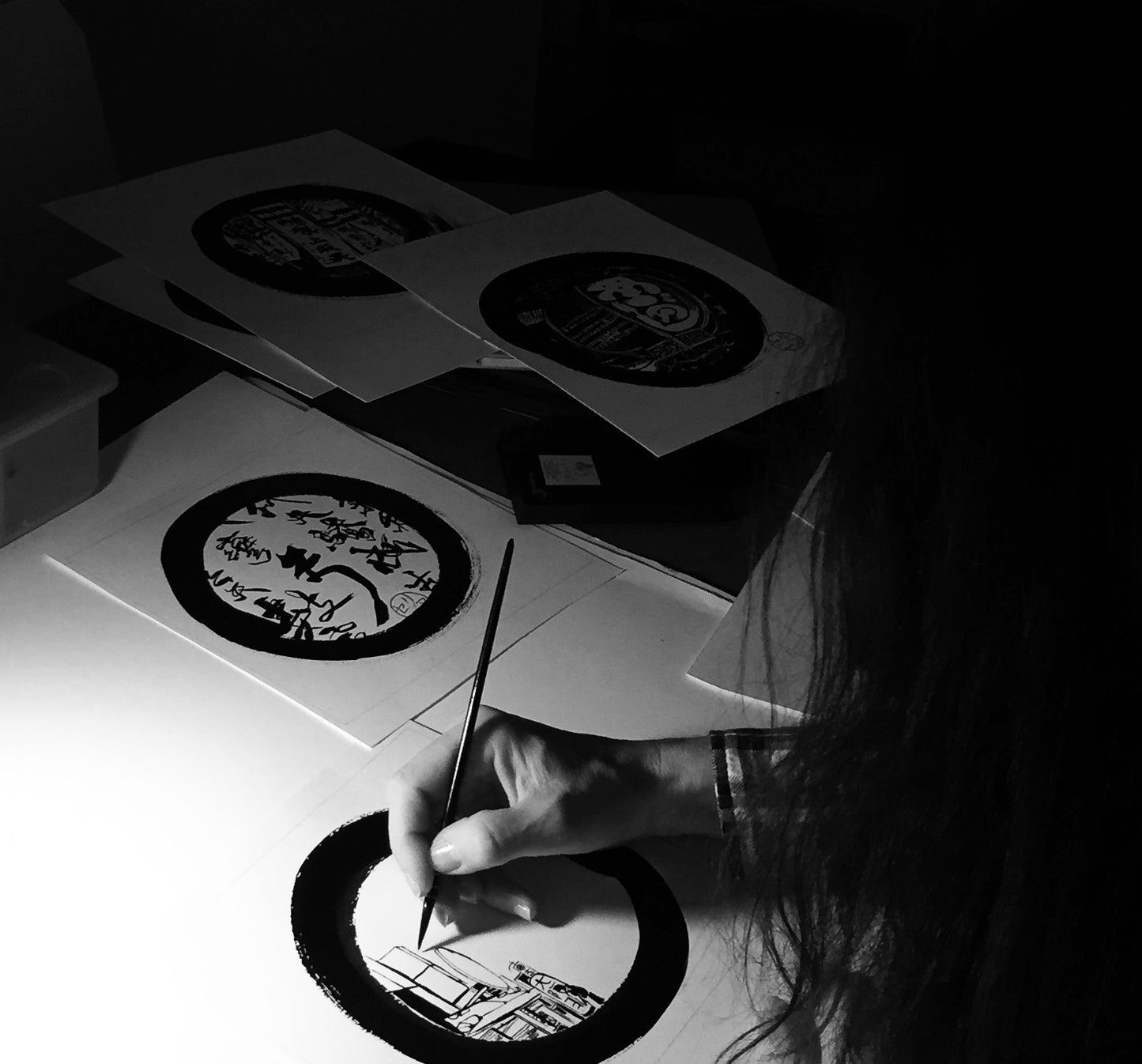 Lilycel en train de peindre les hublots calligraphie
